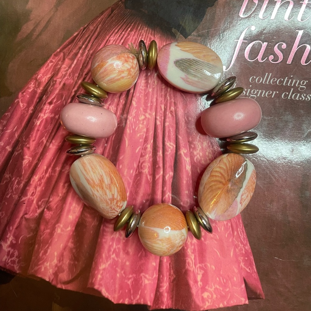 Vintage Y2K Beachy Pink Seashell Patterned Silvertone Chunky Beaded Jewelry Set - Picture 3 of 9